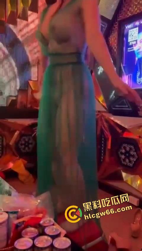 越南胡志明夜生活太踏马炸裂了，泳池开群P裸体派对，美女骚得把逼塞你嘴里，根本不讲武德！-3