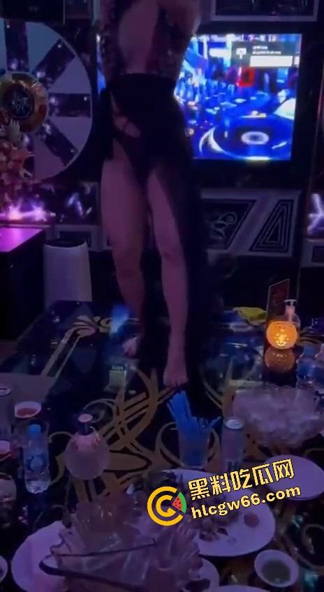 越南胡志明夜生活太踏马炸裂了，泳池开群P裸体派对，美女骚得把逼塞你嘴里，根本不讲武德！-5