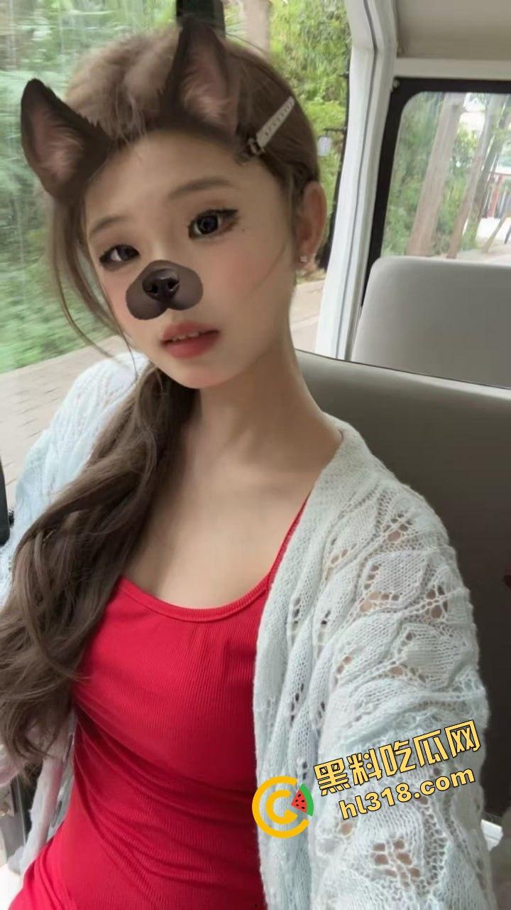 万物皆可插的骚逼女人性欲高到没天理,家里啥都能插,梳子拿来当鸡巴,自己玩得高潮喷水!-1