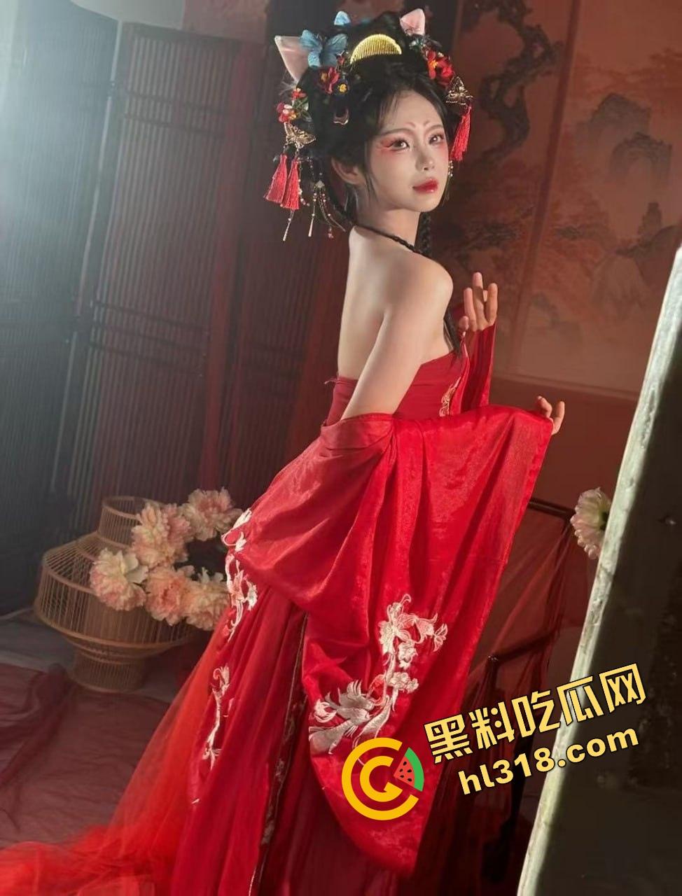 万物皆可插的骚逼女人性欲高到没天理,家里啥都能插,梳子拿来当鸡巴,自己玩得高潮喷水!-3