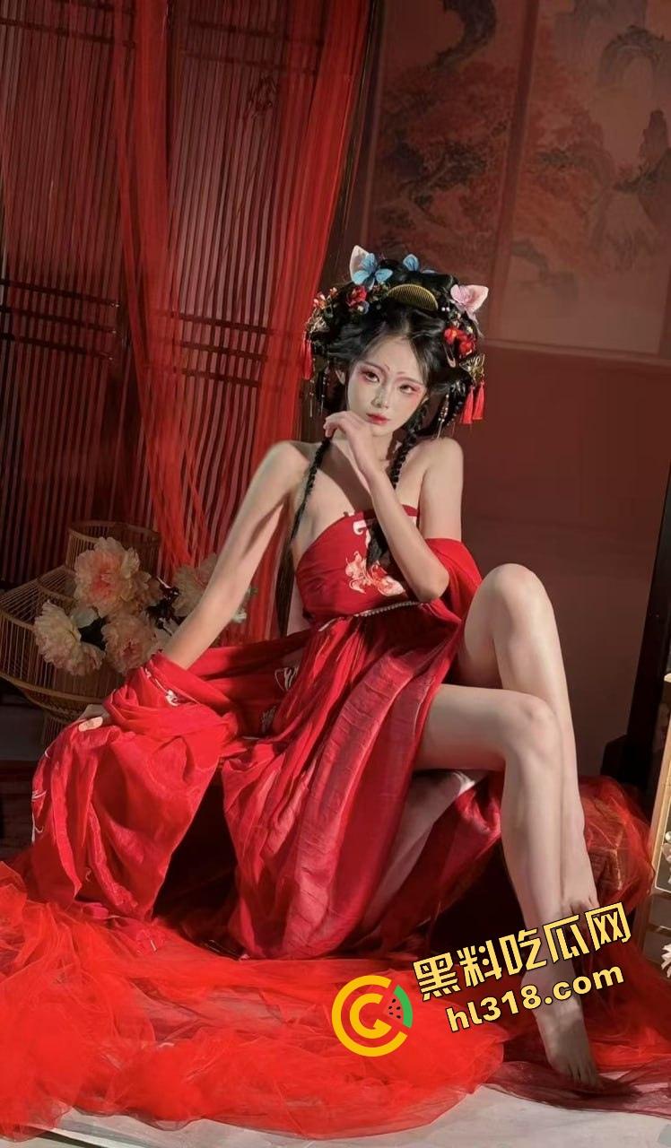 万物皆可插的骚逼女人性欲高到没天理,家里啥都能插,梳子拿来当鸡巴,自己玩得高潮喷水!-4