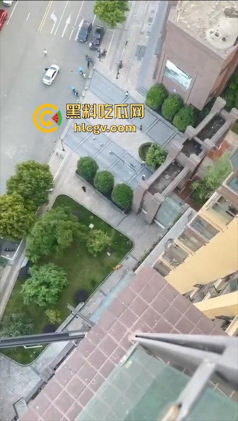 胆小慎入！倔种老黄偷情命都不要！老公查岗不进屋扒在12楼窗外，吓得脚软摔下去，逼再香也不值啊！-3