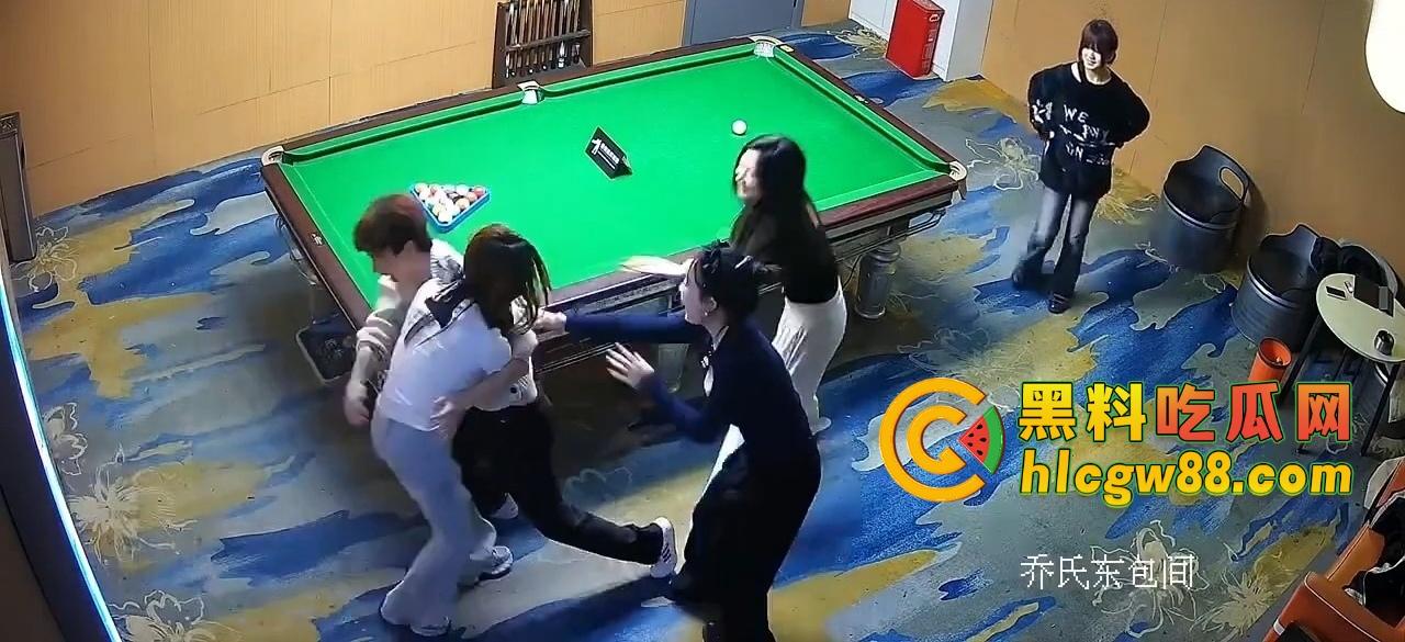 有钱人的快乐我们想象不到，陪玩8连发包厢猫抓人，1W充卡一杆球没打，全程不打球只玩女的！-19