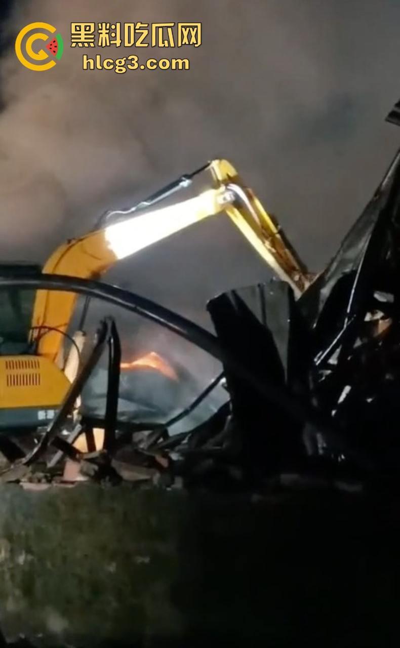 完了 完了 锅烧穿了！海口垦科路一处库房突发大火 现场火光冲天浓烟滚滚！-4