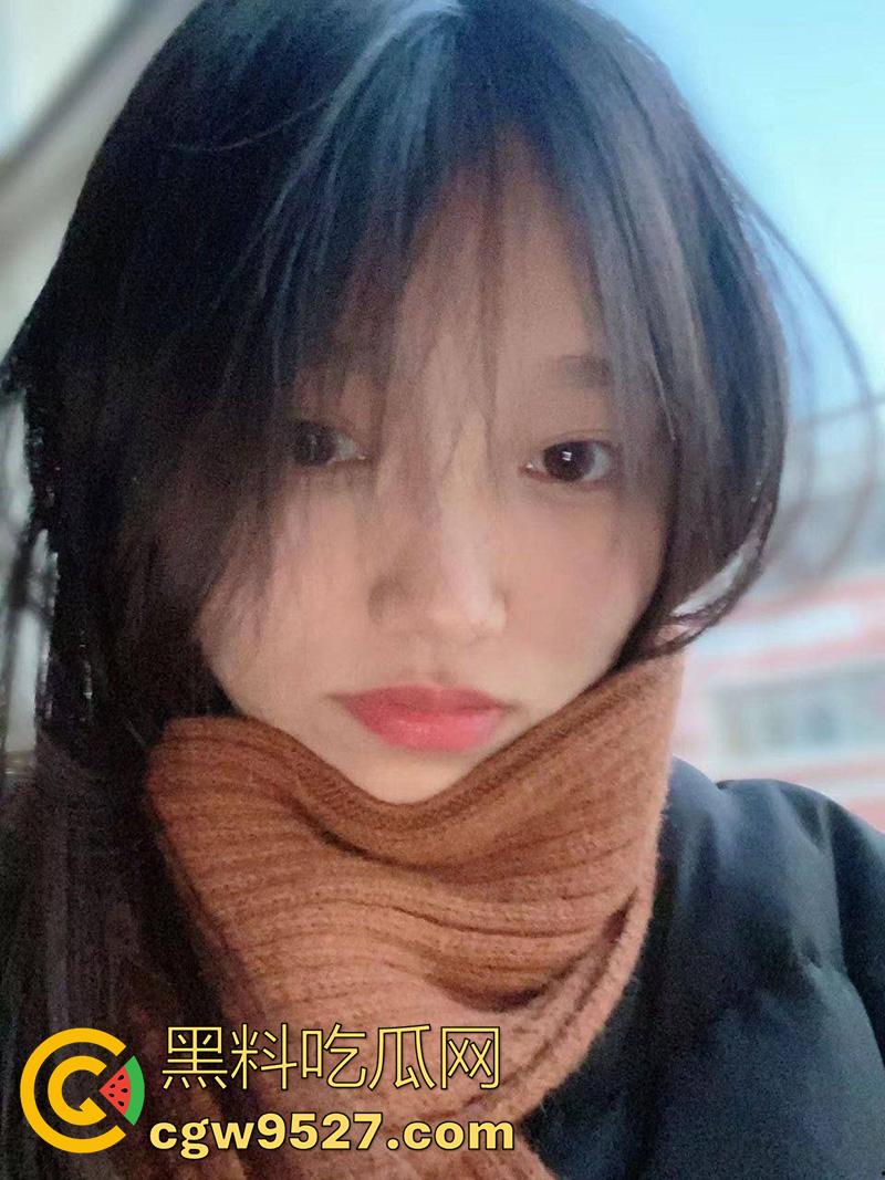 洛阳师范校园公交车【董雪莹】，大二在读反差母狗，三点粉嫩奶大饱满，被调教成母狗吞精口交淫荡至极！-1