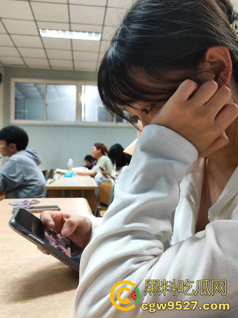 洛阳师范校园公交车【董雪莹】，大二在读反差母狗，三点粉嫩奶大饱满，被调教成母狗吞精口交淫荡至极！-2