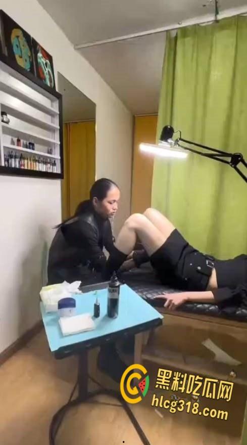 嫩逼纹身店潮喷合集,三位小姐姐潮喷狂飙地板变水池,水量惊人纹身师被喷射倒地!-1