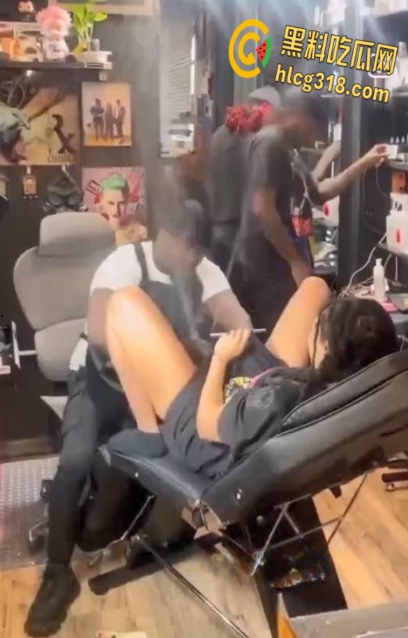 嫩逼纹身店潮喷合集,三位小姐姐潮喷狂飙地板变水池,水量惊人纹身师被喷射倒地!-4