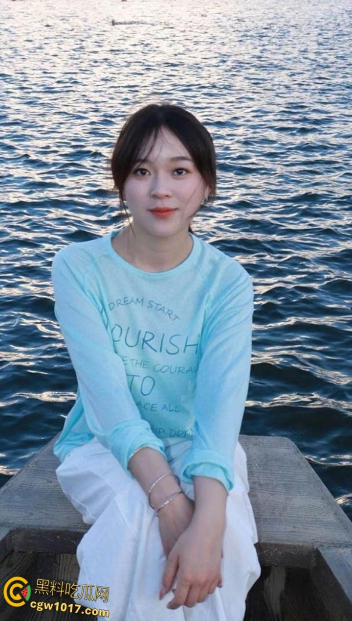 浙江师大甜妹【张宇轩】羞涩吃鸡画面曝光，顶级眼镜反差婊口爆颜射，满嘴灌满浓精骚态尽显！-1