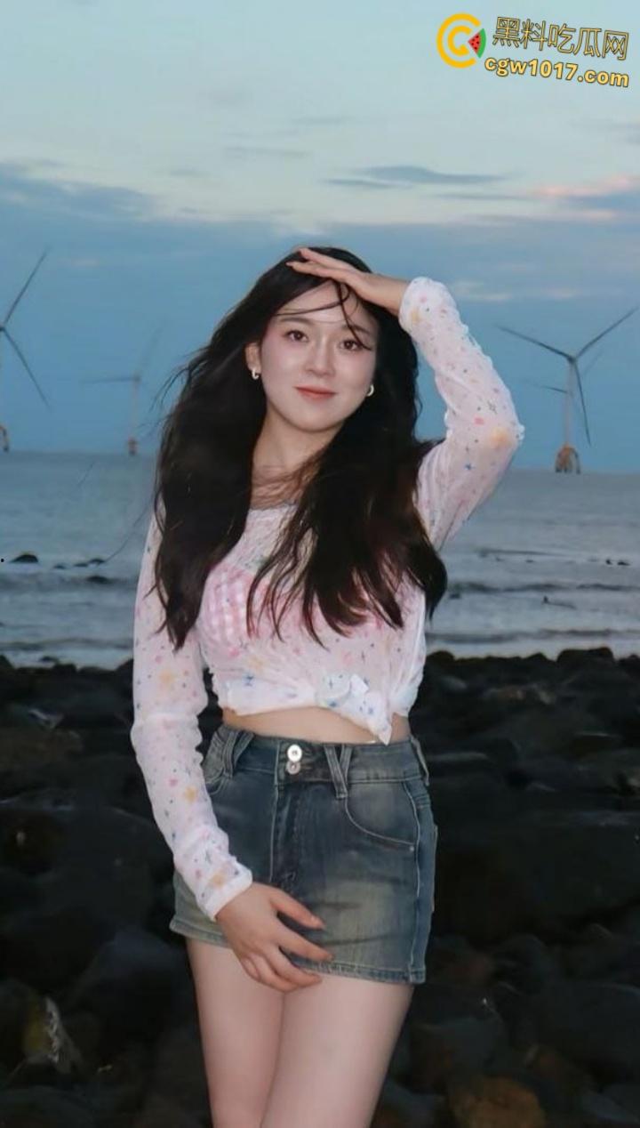 浙江师大甜妹【张宇轩】羞涩吃鸡画面曝光，顶级眼镜反差婊口爆颜射，满嘴灌满浓精骚态尽显！-2