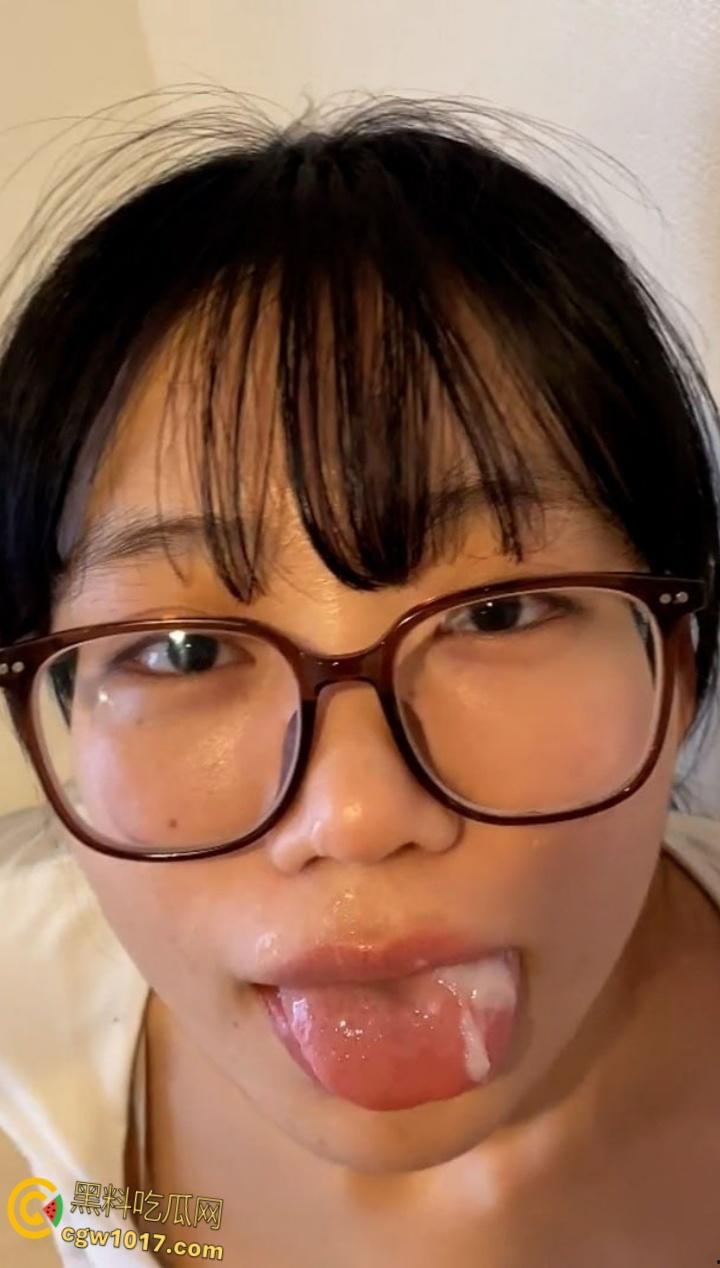 浙江师大甜妹【张宇轩】羞涩吃鸡画面曝光，顶级眼镜反差婊口爆颜射，满嘴灌满浓精骚态尽显！-7
