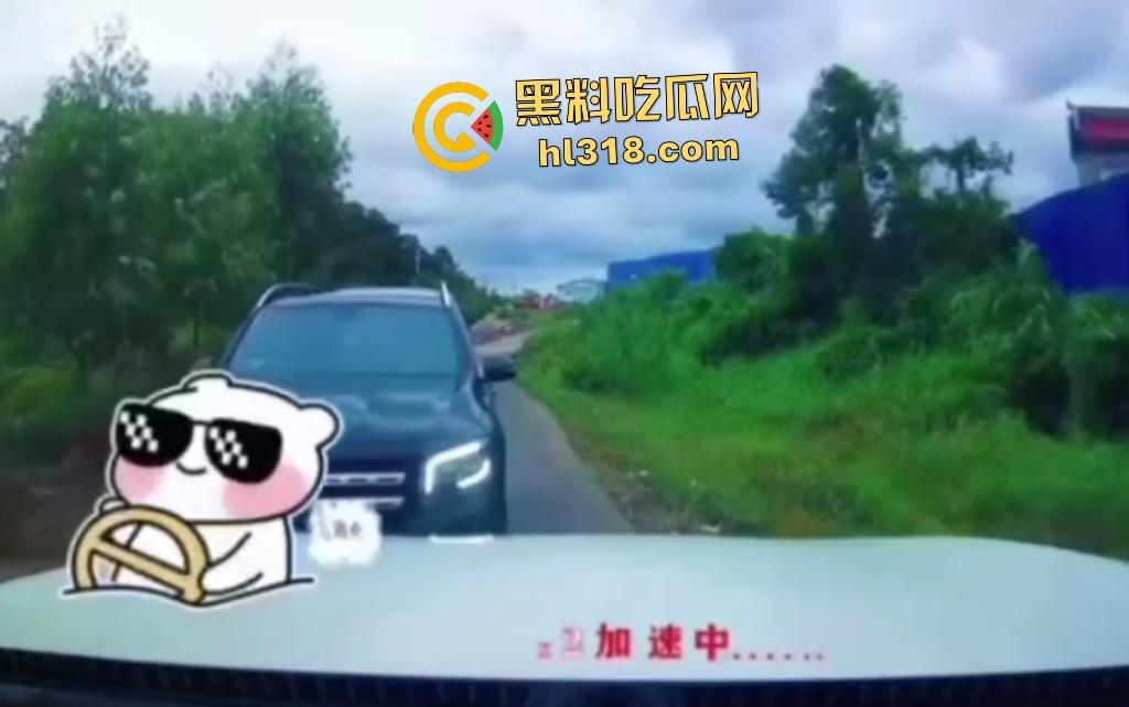 广西防城港奔驰姐利用公职亮证查男方底细逼其低头，最后警方神操作还反逼男的道歉，这真是倒反天罡！-2