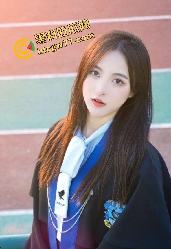 武汉高颜值研究生『赵倩』清纯学姐表面,背地里开着视频自慰,被网调成狗,高潮叫到破音!-1