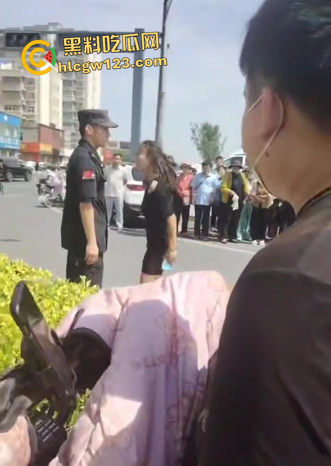 山东菏泽东明县五四路网红【玲玲宝贝】违停罚单后彻底疯魔！爬警车引擎盖大吼被强制拖走-8