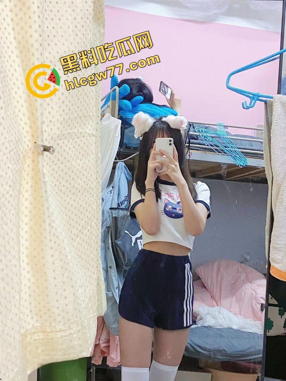 武汉高颜值研究生『赵倩』清纯学姐表面,背地里开着视频自慰,被网调成狗,高潮叫到破音!-5