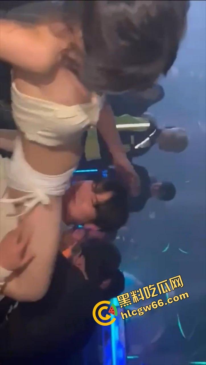 这才是男人该去的酒吧,骚舞女小妹当场撩胖子,白衣女神骑腿上嗦手指,老哥现场裤裆顶起火箭头!-9