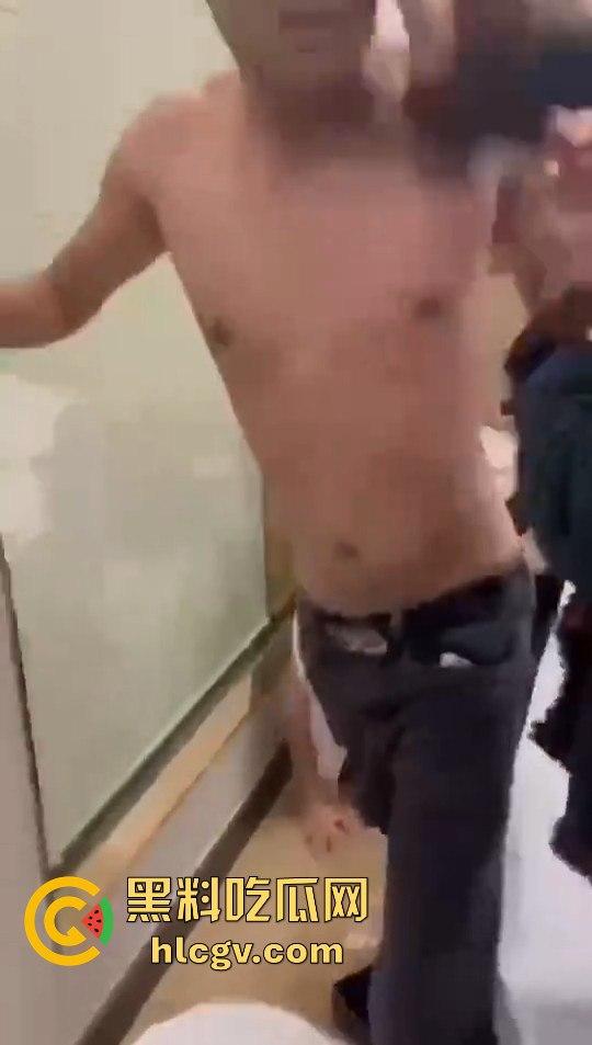 女子带闺蜜捉奸，丈夫反应神速护小三，自己挨打一波输出，只为保住那骚逼！-4