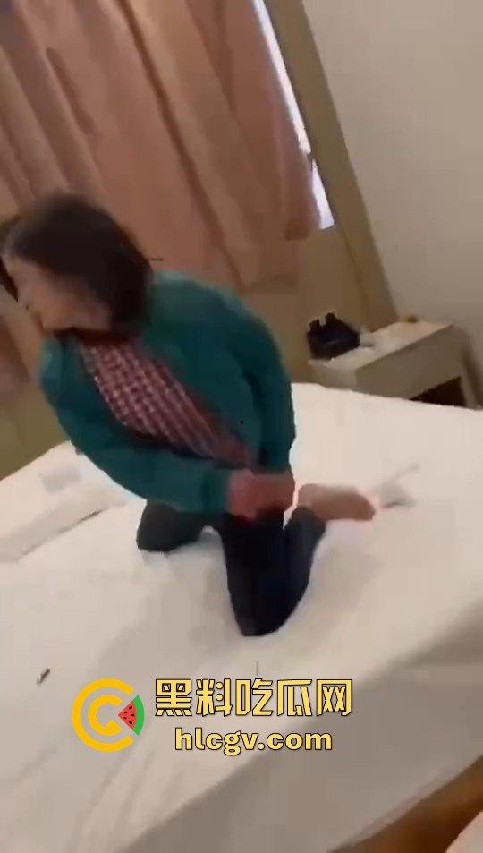 女子带闺蜜捉奸，丈夫反应神速护小三，自己挨打一波输出，只为保住那骚逼！-6