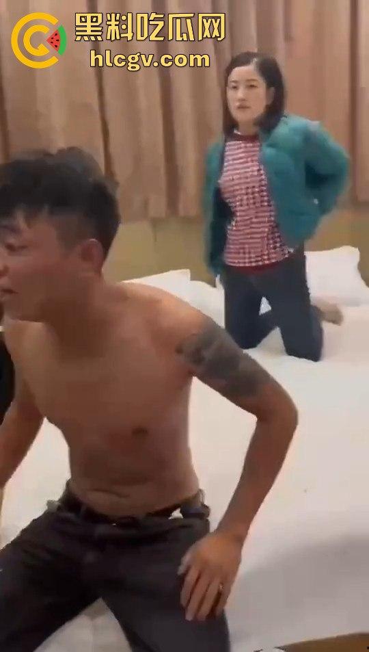 女子带闺蜜捉奸，丈夫反应神速护小三，自己挨打一波输出，只为保住那骚逼！-10