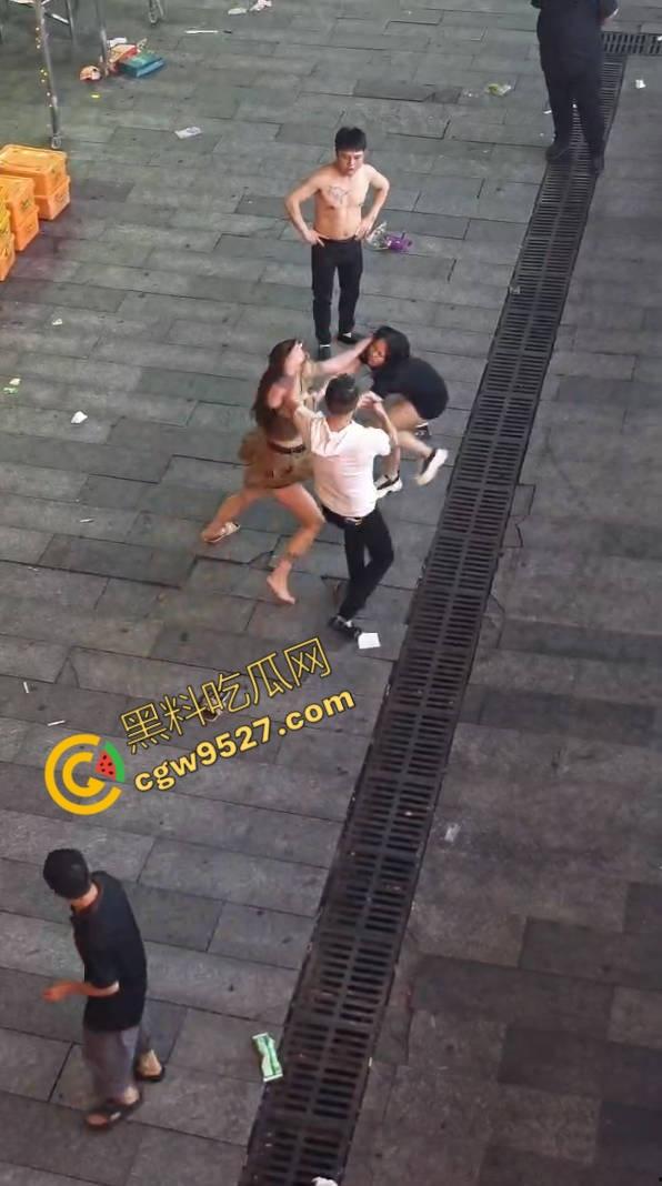 成都酒吧门口两女子街头打架视频流出！大奶美女打的奶子都蹦出来，酒吧门口荷尔蒙狂飙-8
