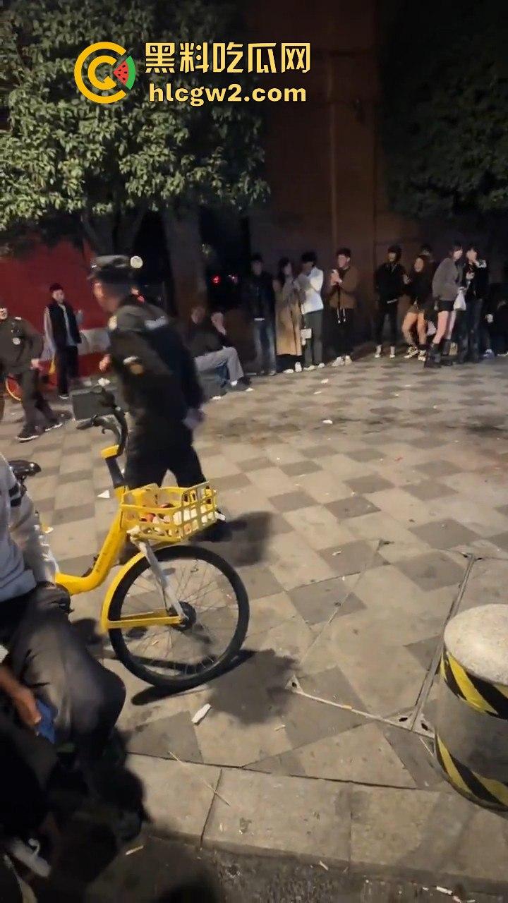 成都大妈和保安正面硬刚！保安制止摆摊，大妈不惯着，开水泼完再抡钢瓶，围观市民齐声叫好！-3