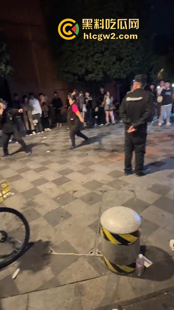 成都大妈和保安正面硬刚！保安制止摆摊，大妈不惯着，开水泼完再抡钢瓶，围观市民齐声叫好！-9