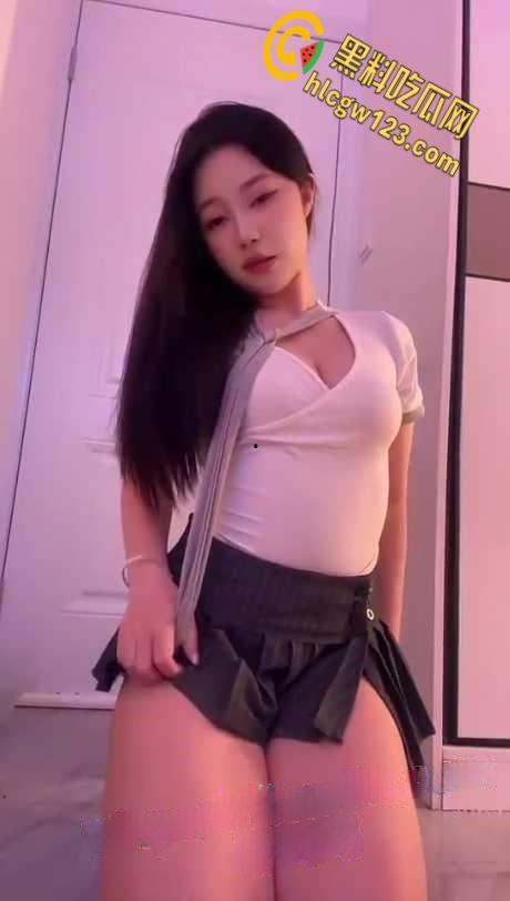 抖音美女主播【馨仪hhh】，微胖身材奶又大又挺拔，骚逼肉肉的看上去就紧！-3