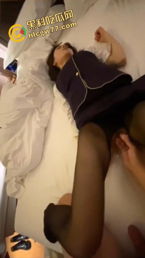 春秋航空空姐『白语』晴潜规则，制服开裆黑丝跪地爆操，骚到跳蛋狂震阴蒂爽到欲仙欲死！-10