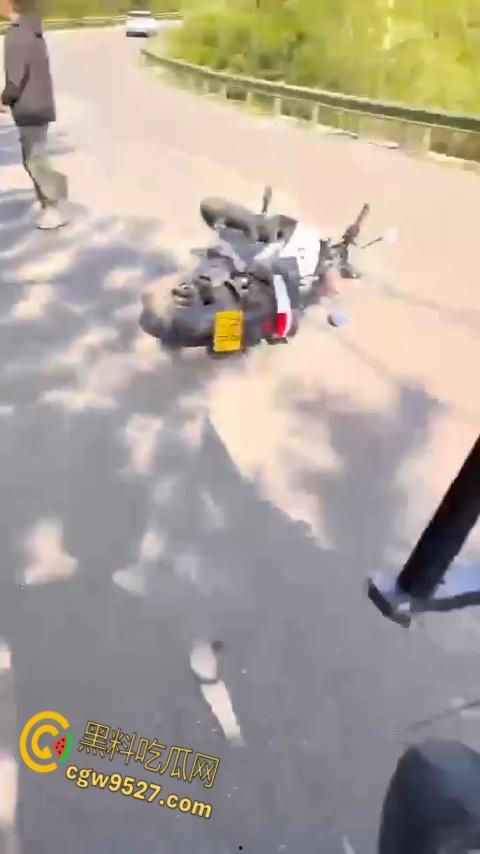 抖音清纯机车妹【是肉肉呀】，路边高速压弯，不慎滑倒人都甩飞了，这下全村又得开席了 !-2