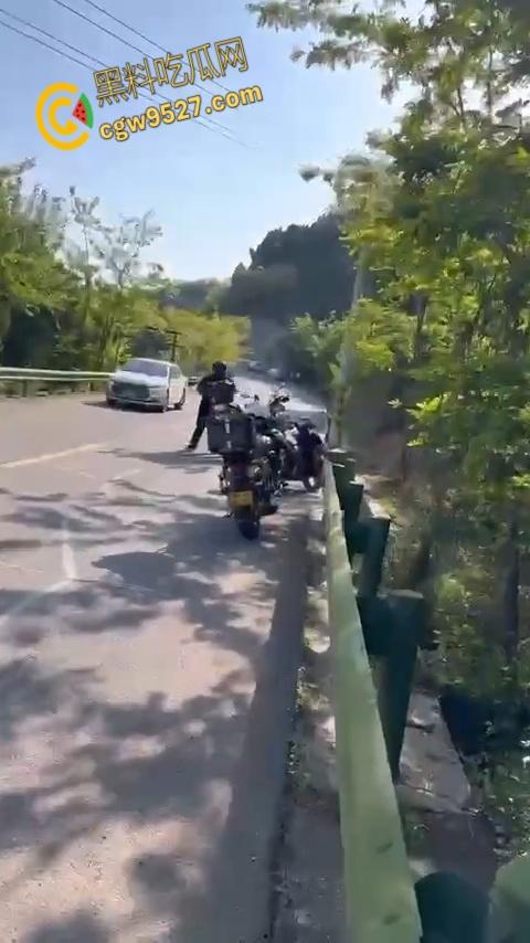 抖音清纯机车妹【是肉肉呀】，路边高速压弯，不慎滑倒人都甩飞了，这下全村又得开席了 !-3