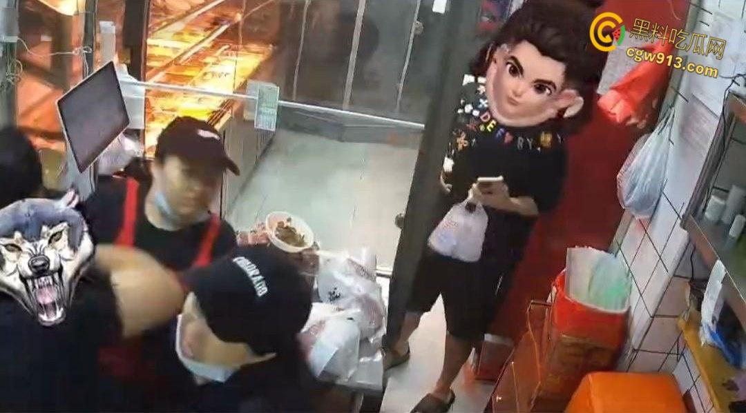 太嚣张了欺人太甚!深圳卤菜店惊爆恶霸闹剧,流氓男不讲道理直接骂人,辱骂打人还倒打一耙!-4