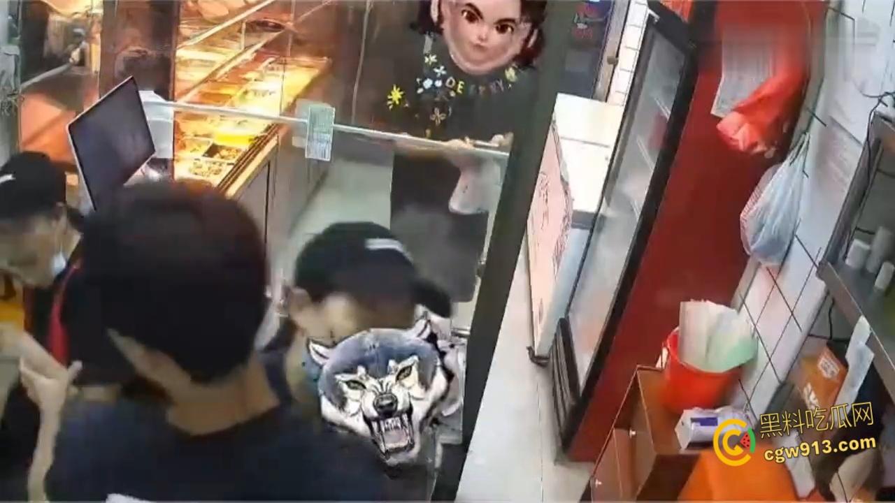 太嚣张了欺人太甚!深圳卤菜店惊爆恶霸闹剧,流氓男不讲道理直接骂人,辱骂打人还倒打一耙!-5