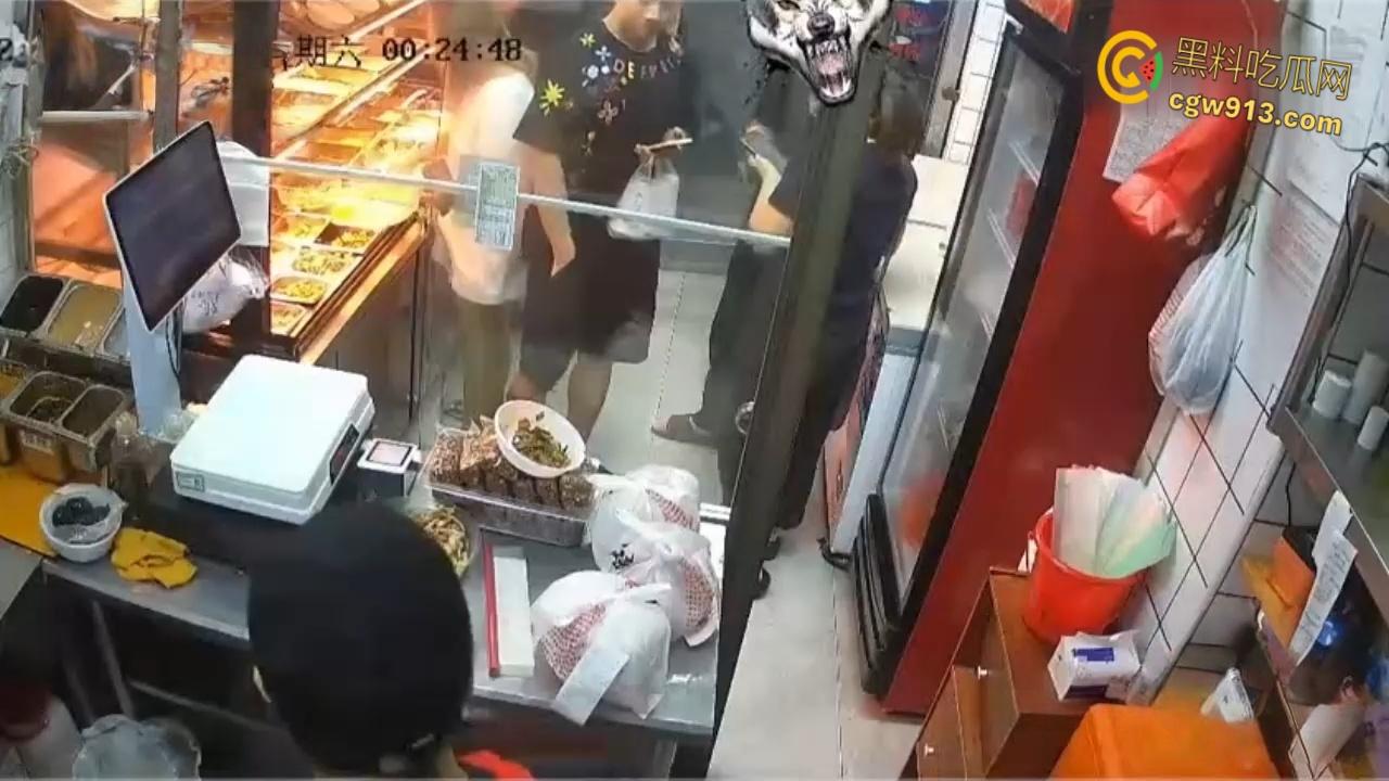 太嚣张了欺人太甚!深圳卤菜店惊爆恶霸闹剧,流氓男不讲道理直接骂人,辱骂打人还倒打一耙!-7
