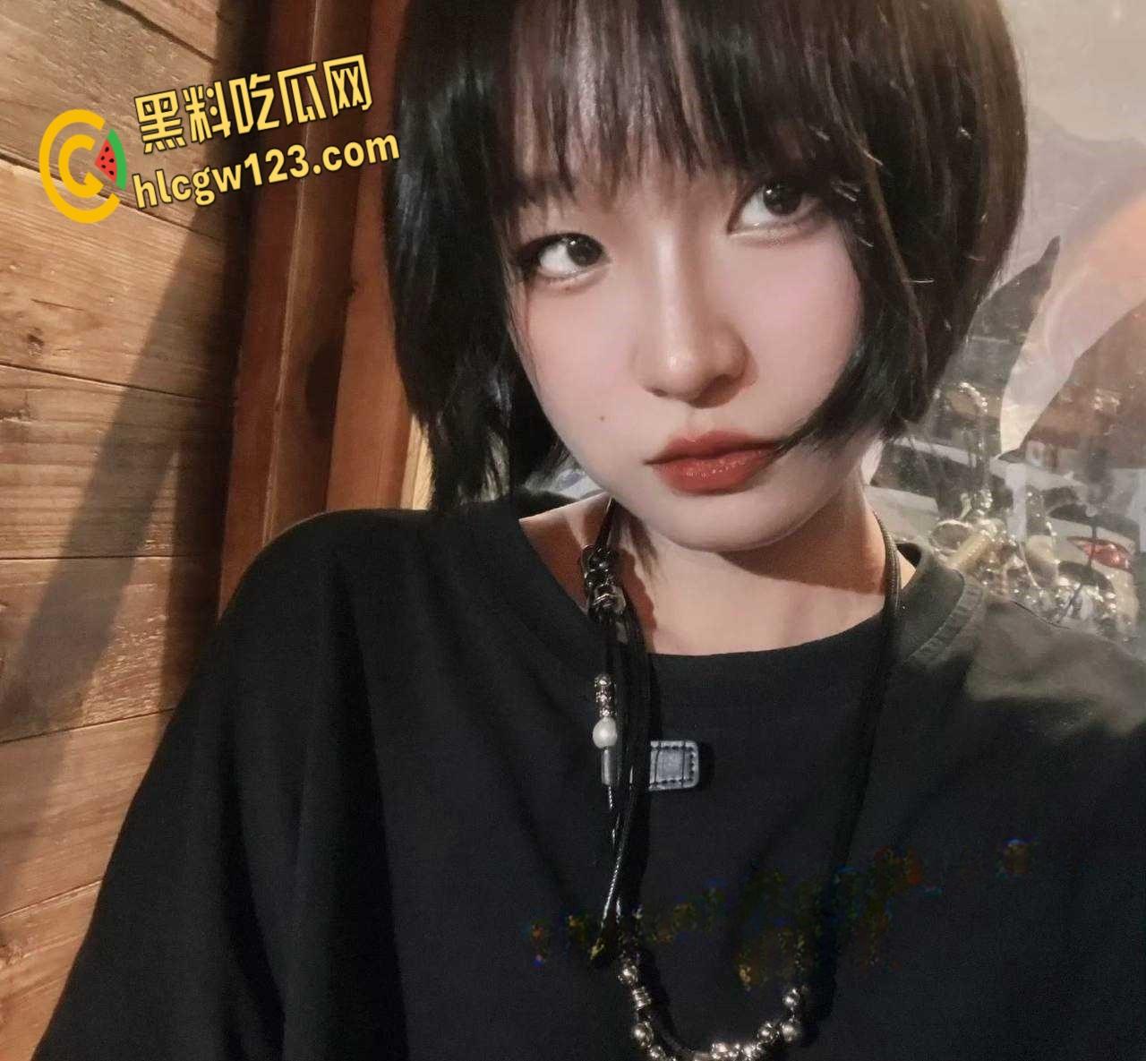 武汉政法大学学生妹【周芸芸】,大学期间与视频被男友出卖,酒店开房破处叫声真大 !-1