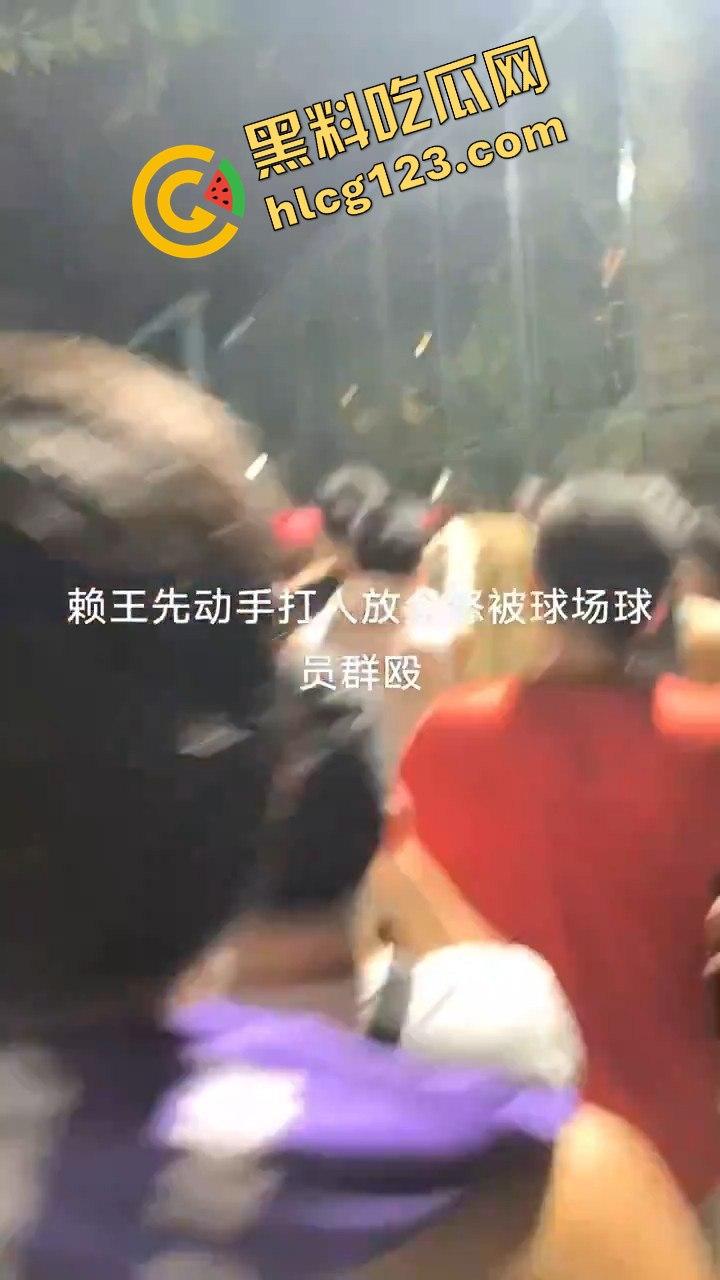 上海徐家汇公园黑人打球后动手推搡，遭中国人围堵群殴，高喊滚出中国地盘-9