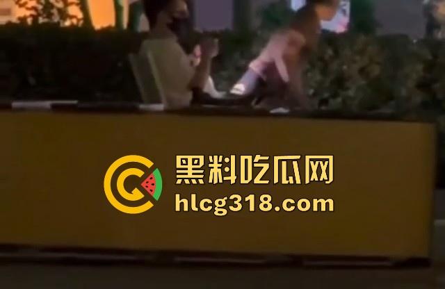 深圳某公园偶遇户外博主？草丛长椅疯狂骑乘，还大胆开灯怼拍，你别说这女的身材真可以呀！-4