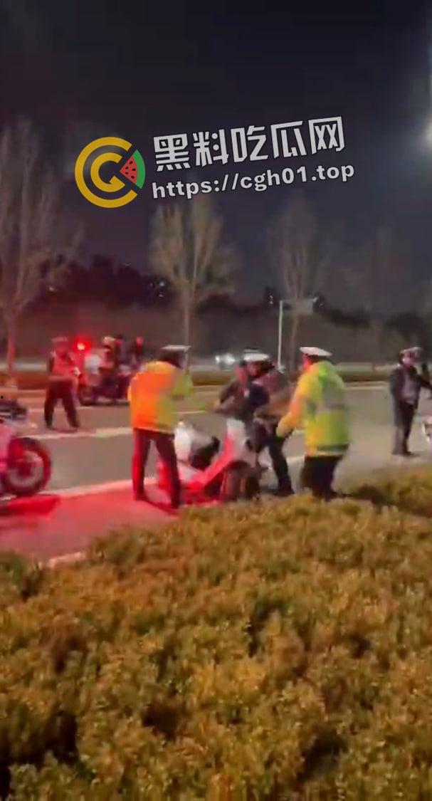 郑州精神小伙半夜鬼火炸街 挑衅交警 追后大混战 中国也有自己的佛罗里达州-10