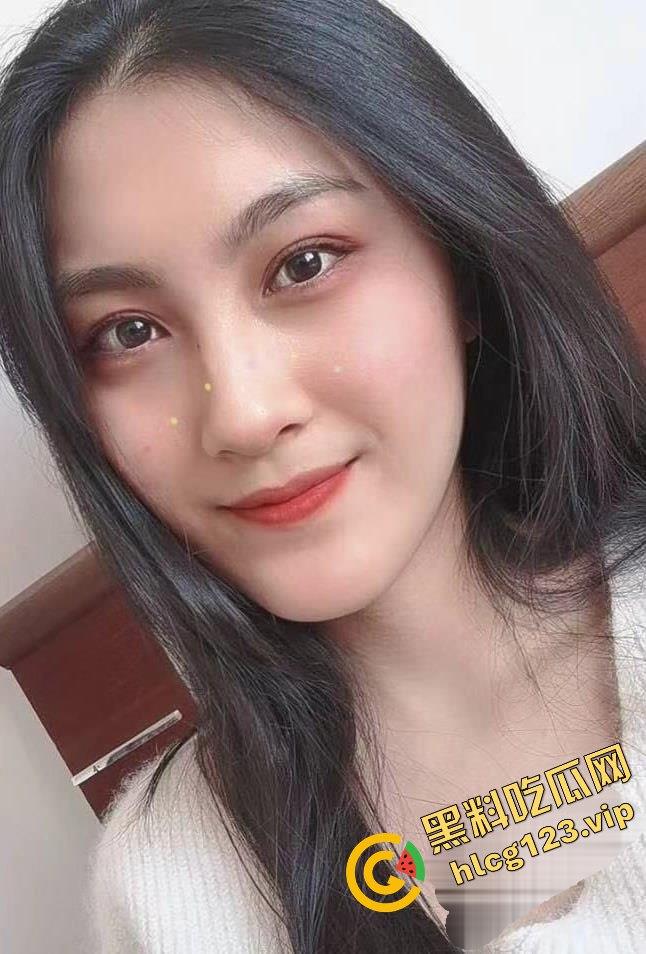 真实情侣泄密!反差婊眼镜娘驾驶位摸奶挑逗,居家打电话打飞机,全程骚到爆!-2