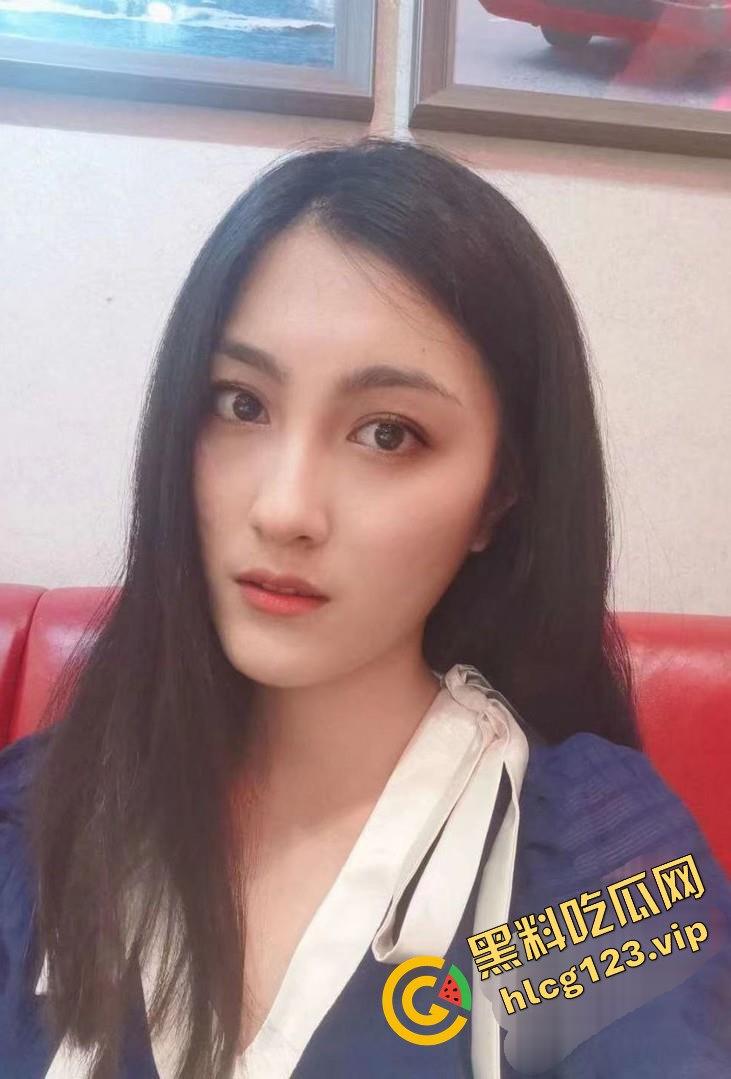 真实情侣泄密!反差婊眼镜娘驾驶位摸奶挑逗,居家打电话打飞机,全程骚到爆!-3