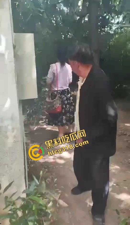 50块搞一次 她还躲个屁?偷拍野外站街熟女,刚说不接客就被老头上手开抓奶!-2