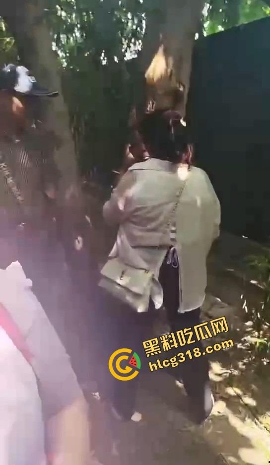 50块搞一次 她还躲个屁?偷拍野外站街熟女,刚说不接客就被老头上手开抓奶!-5