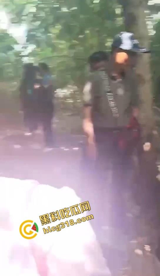 50块搞一次 她还躲个屁?偷拍野外站街熟女,刚说不接客就被老头上手开抓奶!-6