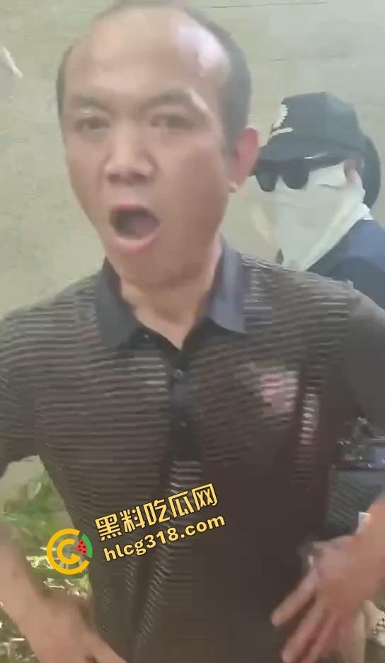 50块搞一次 她还躲个屁?偷拍野外站街熟女,刚说不接客就被老头上手开抓奶!-8