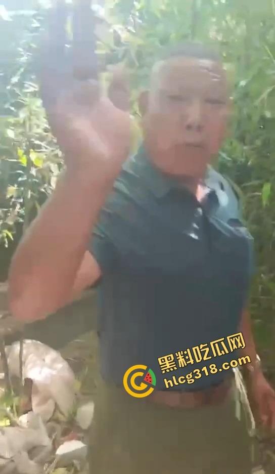 50块搞一次 她还躲个屁?偷拍野外站街熟女,刚说不接客就被老头上手开抓奶!-11