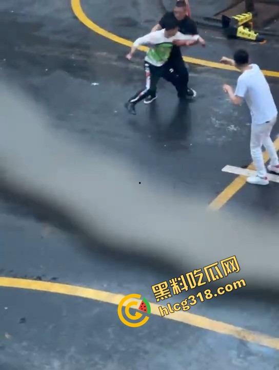 两人当街持刀互砍，地上都是血了还有热心大哥冲上去劝架，这不是劝架这是想加菜，刀都举起来了你上去干啥？-3