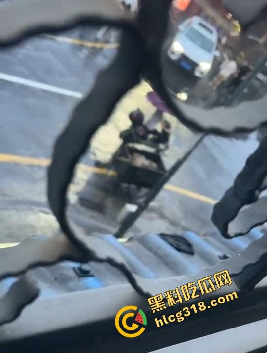 两人当街持刀互砍，地上都是血了还有热心大哥冲上去劝架，这不是劝架这是想加菜，刀都举起来了你上去干啥？-11