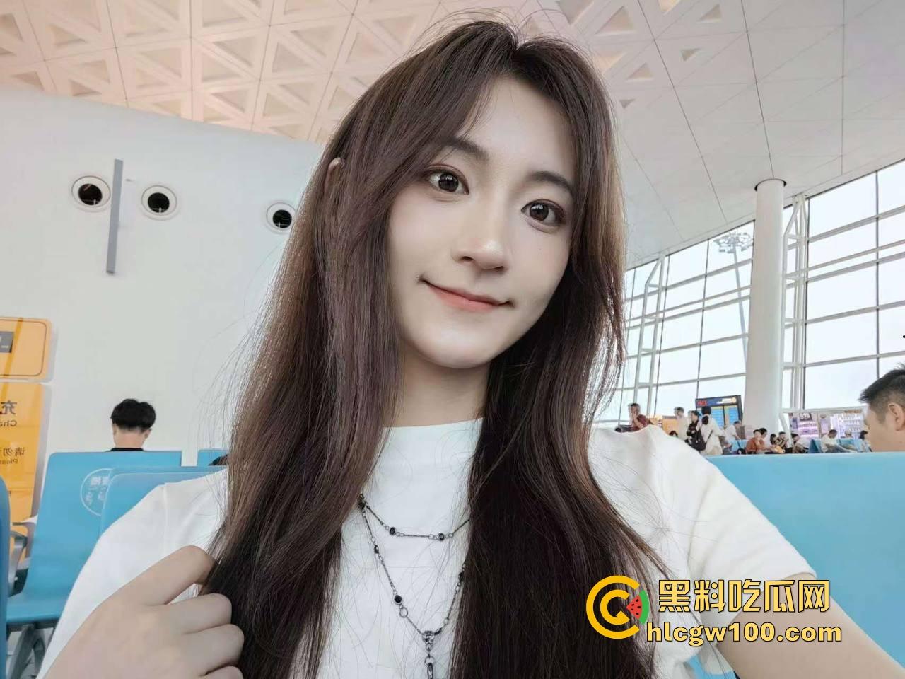 成都骚妹口水流成瀑布，嘴巴湿润得像打了润滑剂，光是想象肉棒进去的画面，肉棒进去怕是1秒缴械直接被秒杀！-2