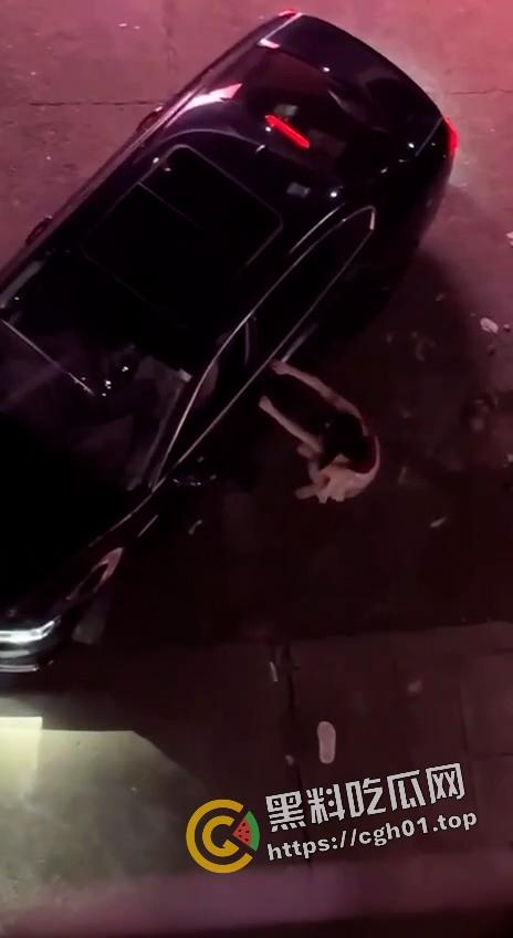 今日热瓜！迈腾哥当街暴打妻子 出门半小时都能偷个男人 内衣扯烂奶子都给拉出来了-2