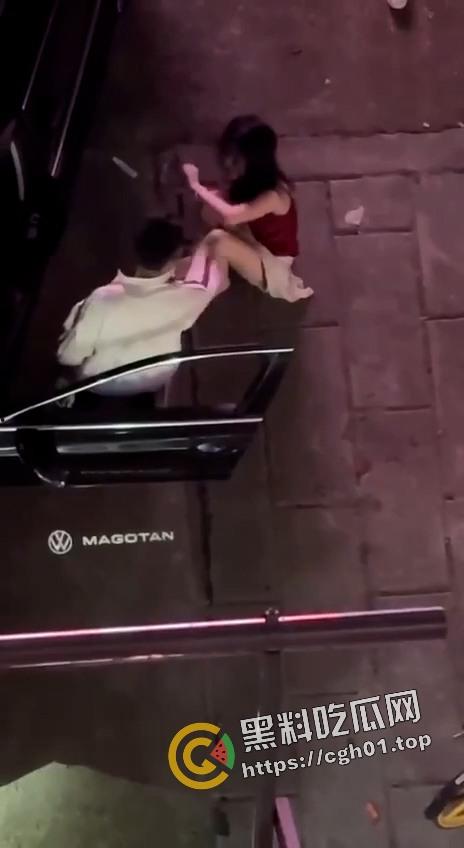 今日热瓜！迈腾哥当街暴打妻子 出门半小时都能偷个男人 内衣扯烂奶子都给拉出来了-4
