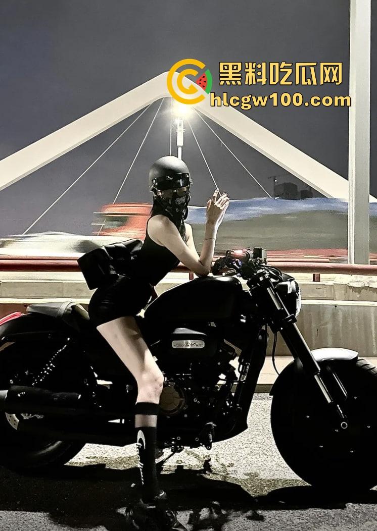 摩托圈真香定律只爱女骑不爱男 女骑才是摩托圈的门面 丝袜造型冷天也不怂 风里拍片还玩验胸!-4